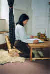 Assise sur les genoux